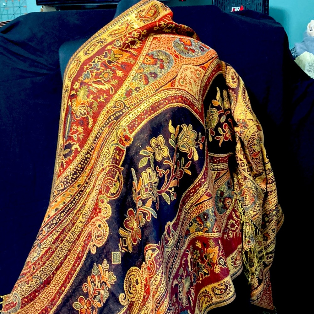 Scarf or shoulder covering